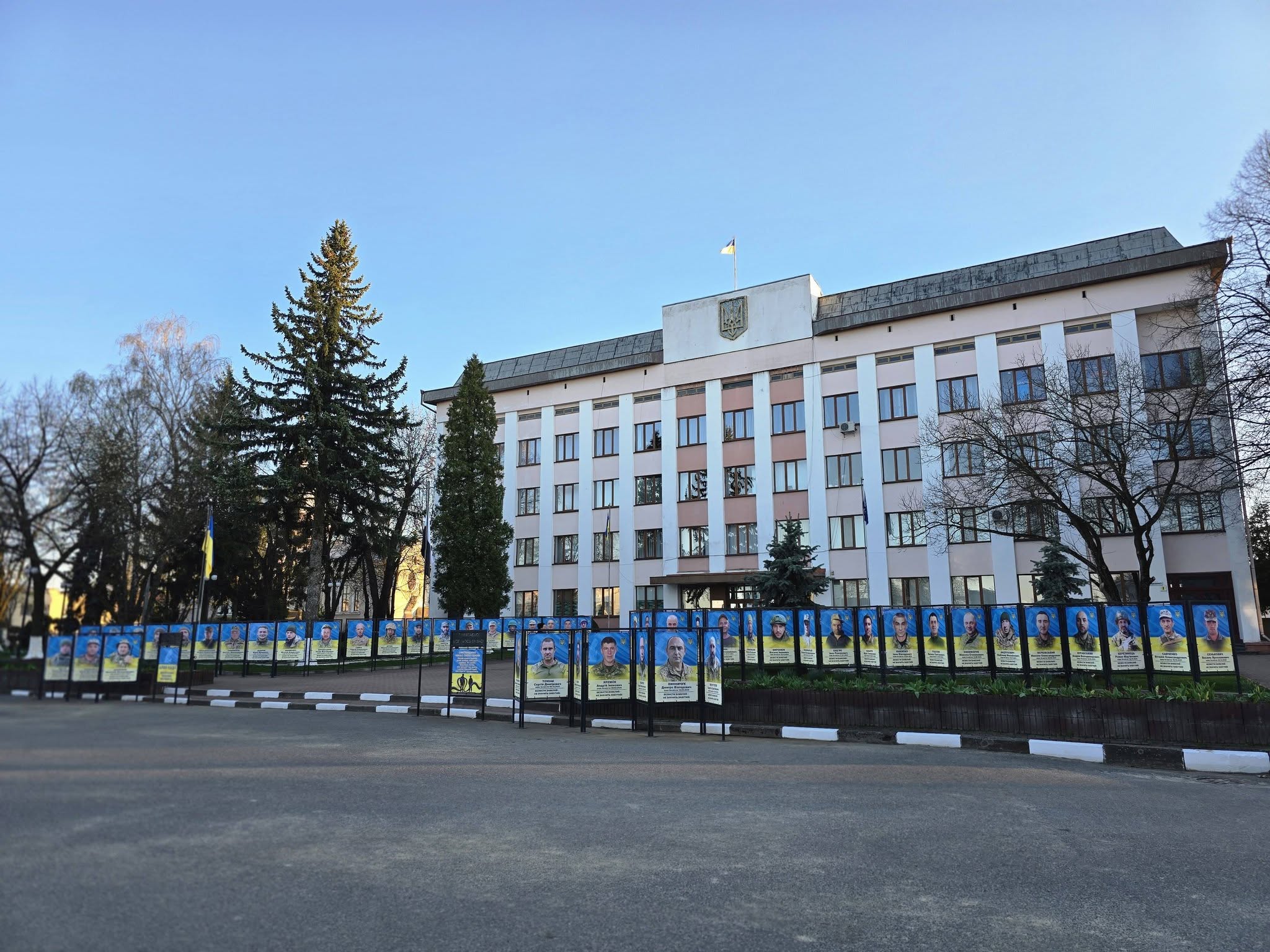 У Снятині відкрили Алею надії з портретами полонених і зниклих безвісти захисників